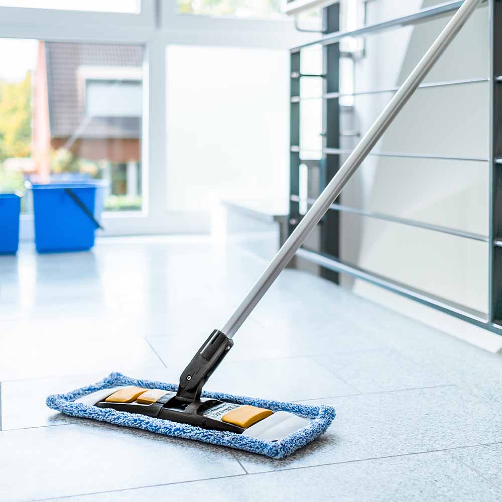 Stiegenhausreinigung, Wischer steht im Hausflur