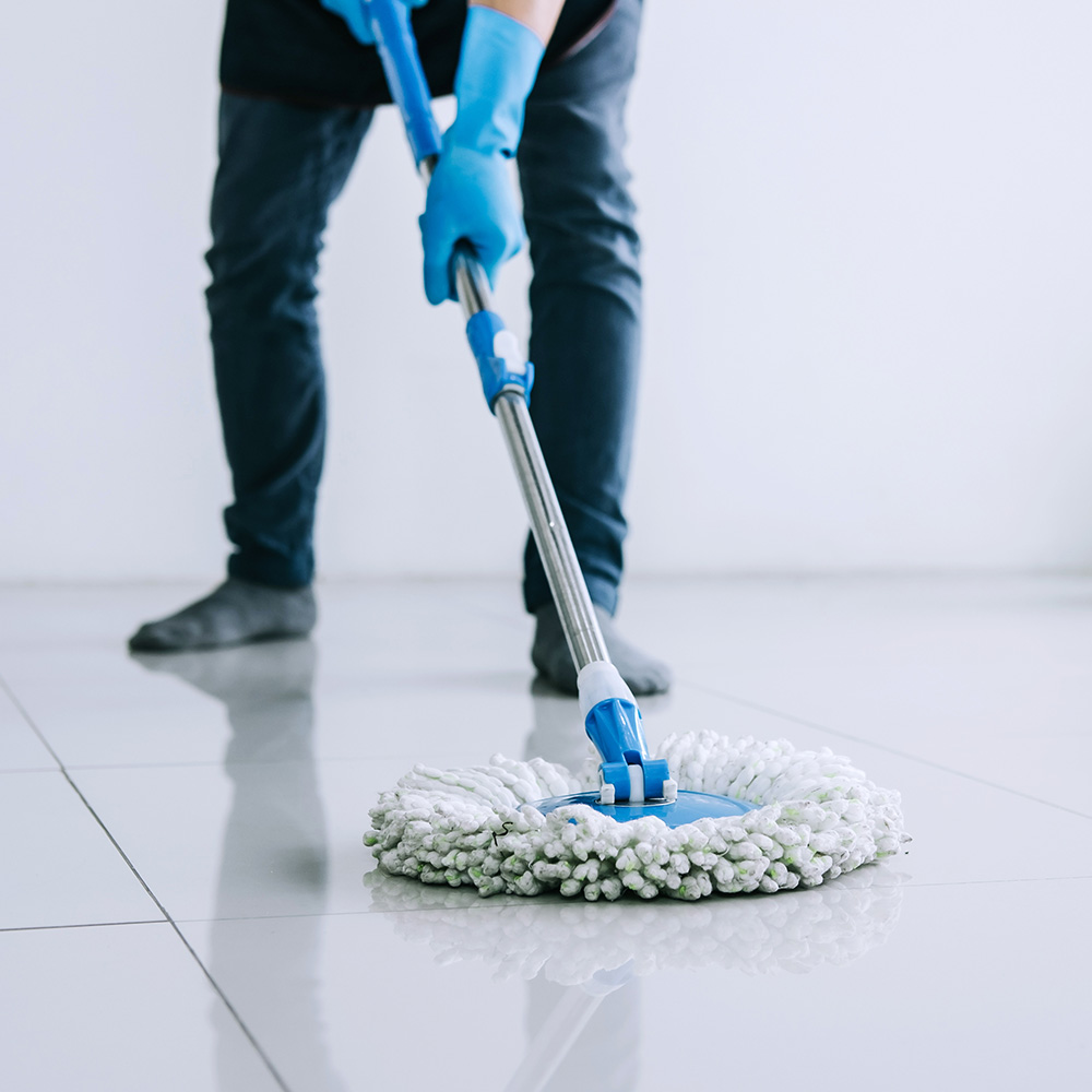 Bodenreinigung von glänzenden Fliesen mit Mop