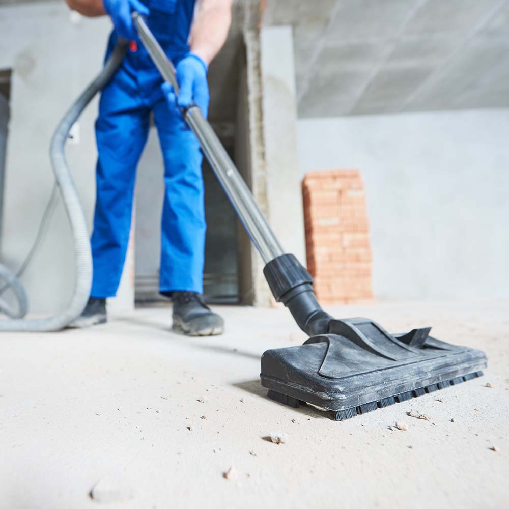 Aufsaugen von Bauschuttresten auf Baustelle